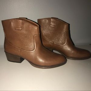 Low brown boots